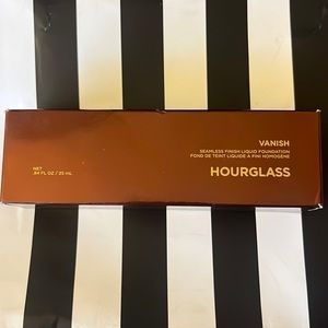 New Hourglass Vanish 
Seamless finish liquid foundation 
Shade Natural